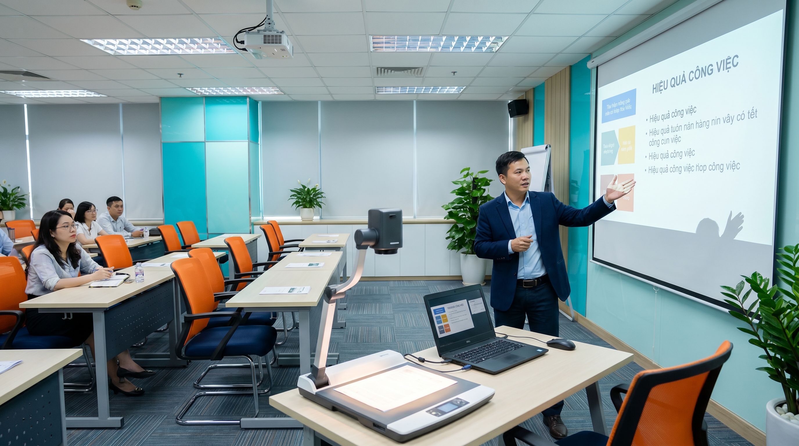 Máy chiếu và máy chiếu vật thể cho thuê trình chiếu trong phòng tập huấn
