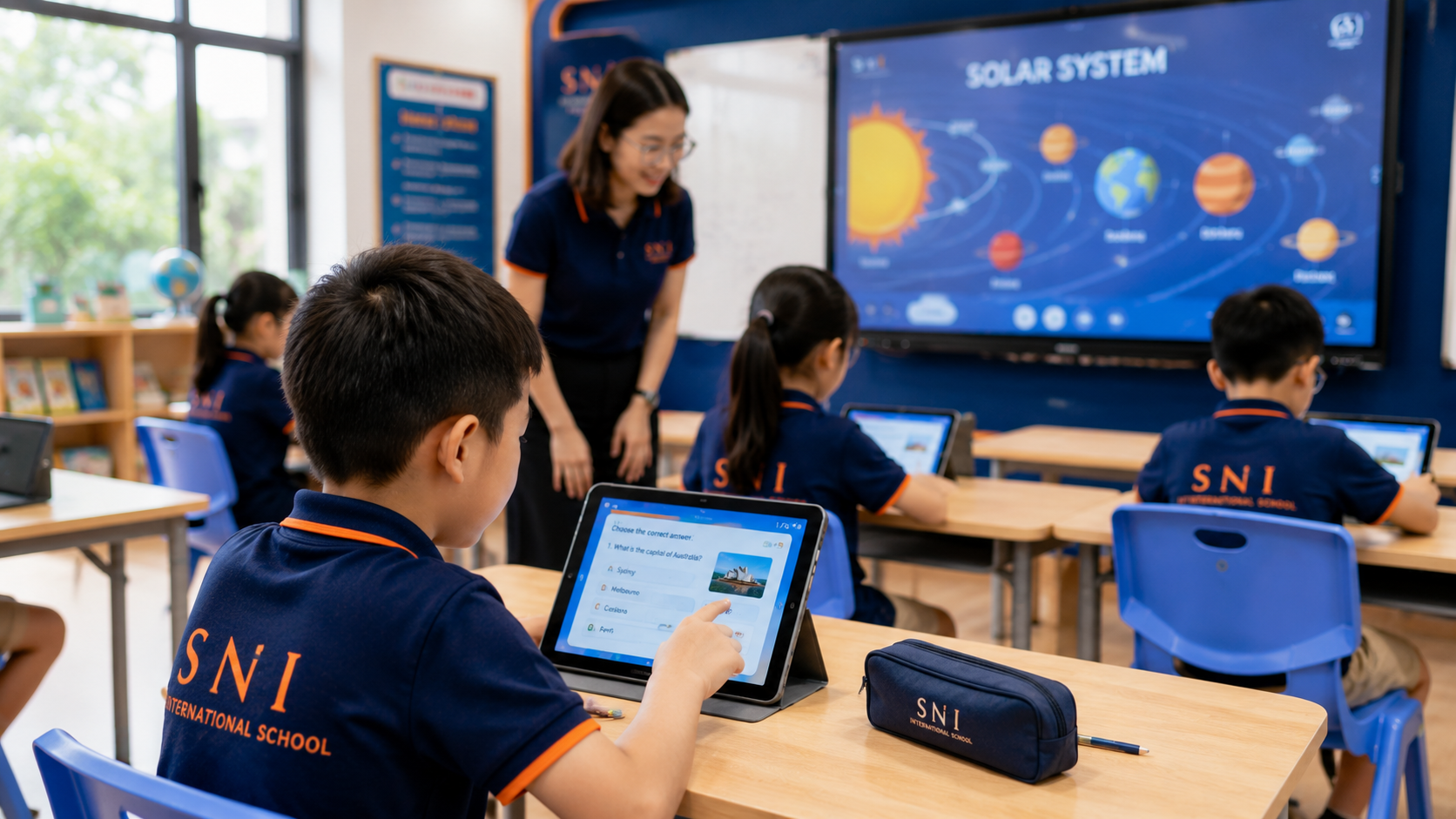 Học sinh tiểu học làm bài trên máy tính bảng học tập kết nối không dây với màn hình lớp