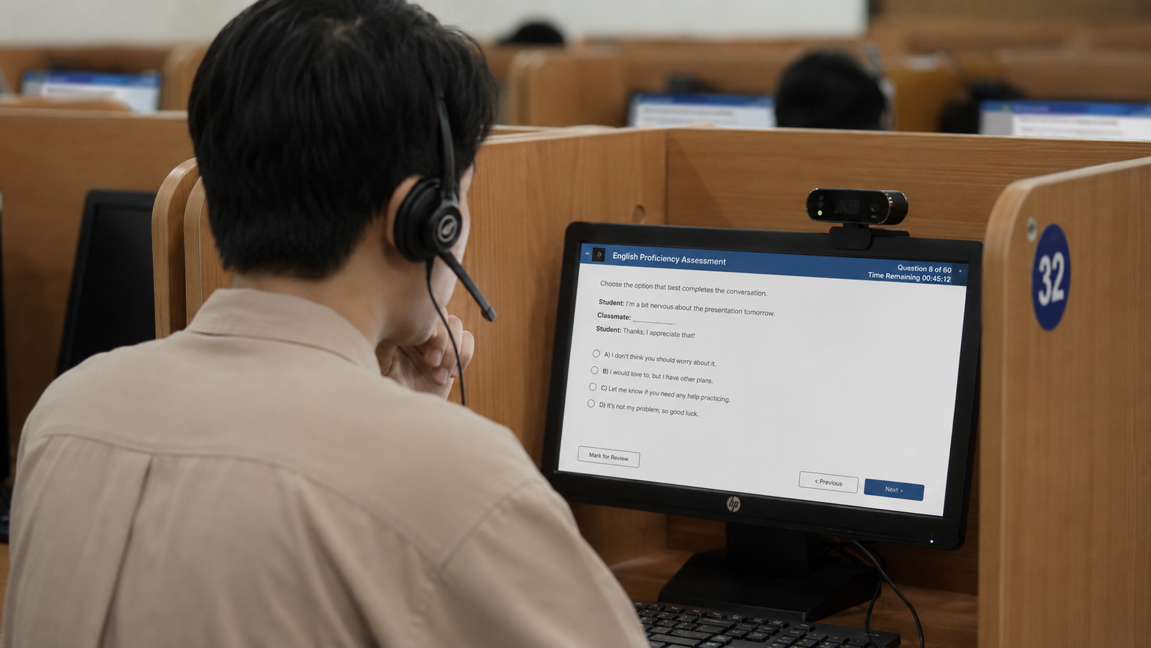 Sinh viên đeo tai nghe có micro tại vị trí carrel luyện nói và làm bài khảo thí ngoại ngữ trên máy