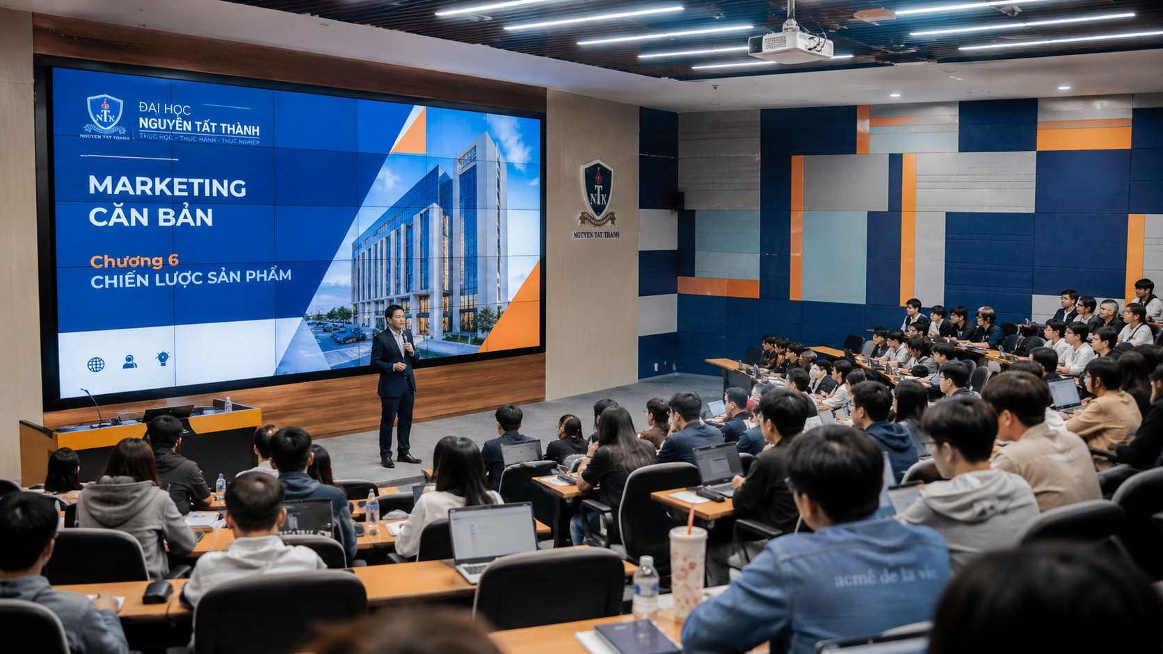 Giảng đường đại học thông minh với màn hình LED lớn, micro không dây và hệ thống ghi hình phát trực tuyến